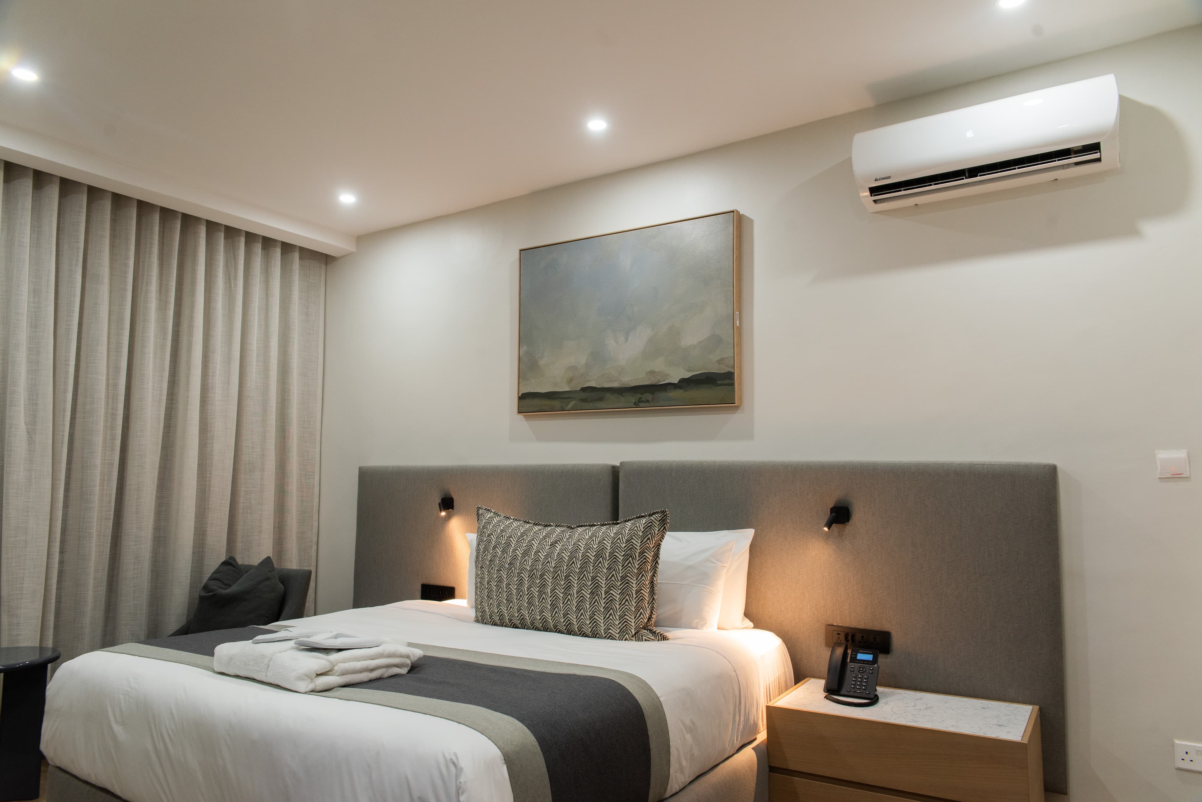 Superior Queen Room featuring wooden beams